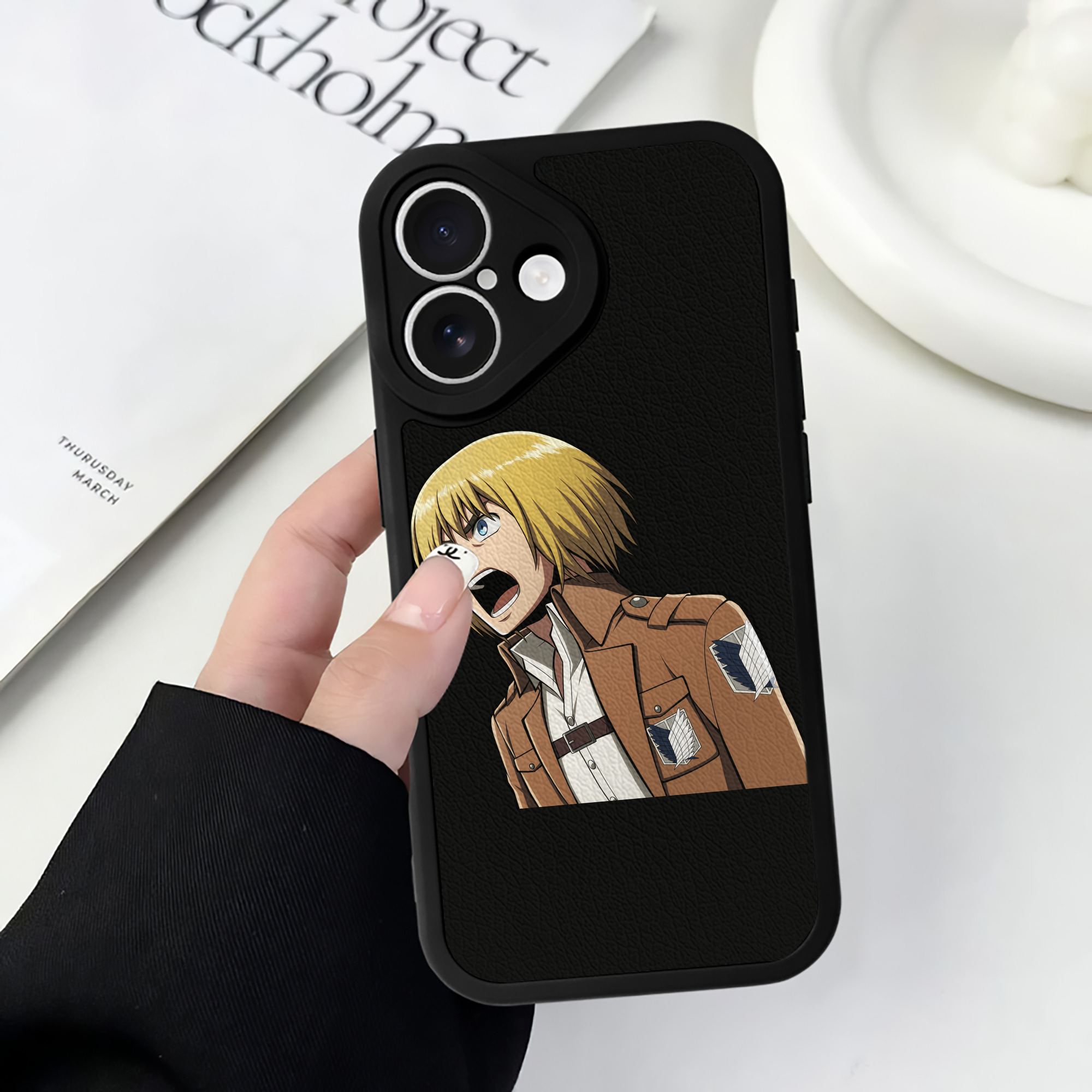 （画像用） 進撃の巨人 アルミン·アルレルト Attack on Titan Armin Arlert 【iPhone 16シリーズ対応】シリコンスマホケース（レザー調） 材質：シリコン
